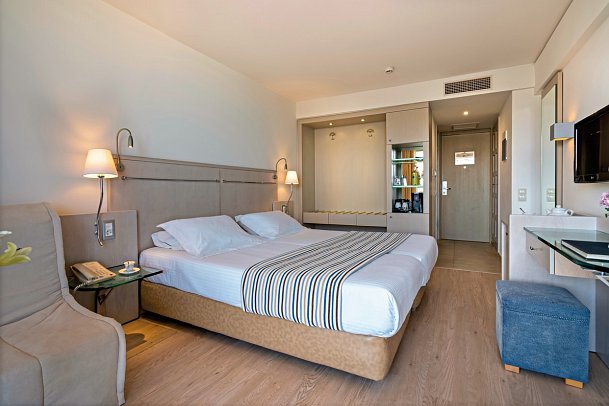 Kriti Beach Hotel - Wohnbeispiel Juniorsuite seitl. Meerblick (Zimmercodierung J1N)