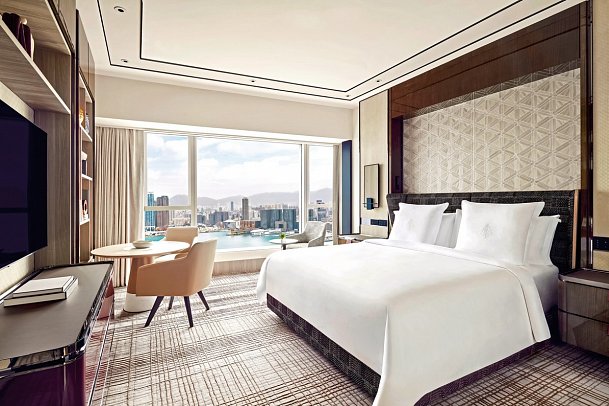 Four Seasons Hotel Hong Kong - Deluxe Harbour View Room