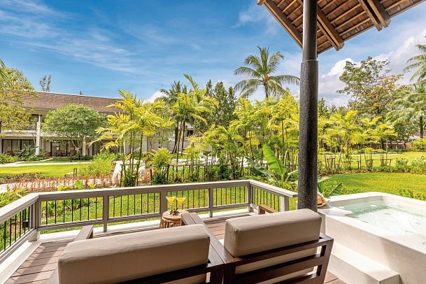 Outrigger Khao Lak Beach Resort - Balkonbeispiel Garden Villa (Zimmercodierung VBG)