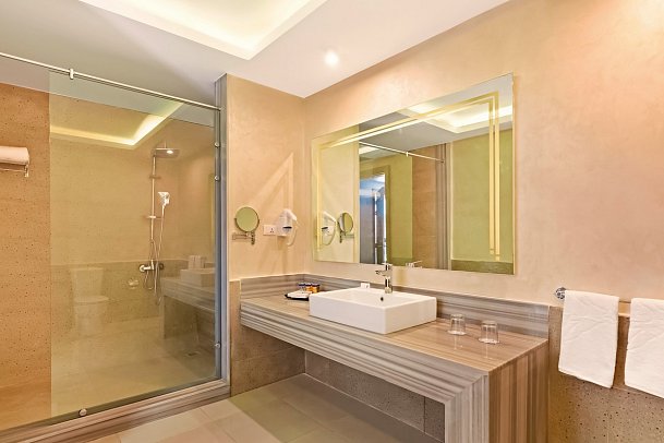 Pickalbatros Jungle Aqua Park Resort - Neverland Hurghada - Beispiel Bad Familienzimmer mit Verbindungstür Poolblick (Zimmercodierung FVP)