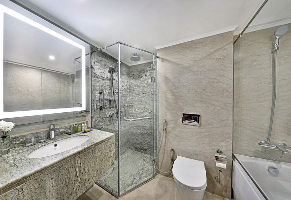 Hilton Hurghada Plaza - Beispiel Bad Doppelzimmer Deluxe Meerblick (Zimmercodierungen DDM & DCM)