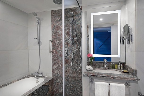 Hilton Hurghada Plaza - Beispiel Bad Doppelzimmer Premium Gartenblick (Zimmercodierungen DMM & DC6)
