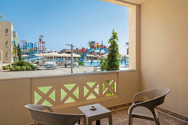 Pickalbatros Aqua Blu Resort Hurghada - Beispiel Balkon Familienzimmer Poolblick (Zimmercodierung F1P)