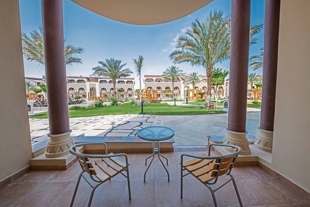 Sentido Mamlouk Palace Resort - Beispiel Terrasse Doppelzimmer Standard Gartenblick (Zimmercodierungen DG1, DCG, DGA & DCA)