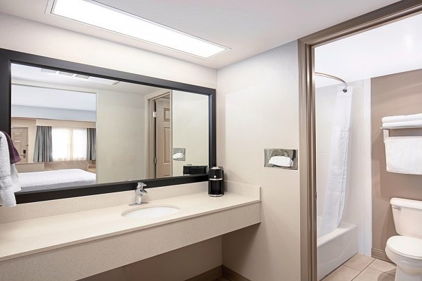 Best Western Plus King's Inn & Suites - Wohnbeispiel Standard Room (Zimmercodierung UG1)