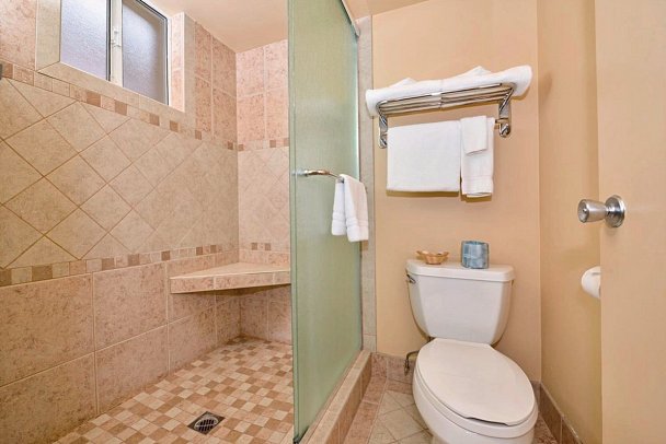 Best Western Plus King's Inn & Suites - Wohnbeispiel Standard Room (Zimmercodierung UG1)
