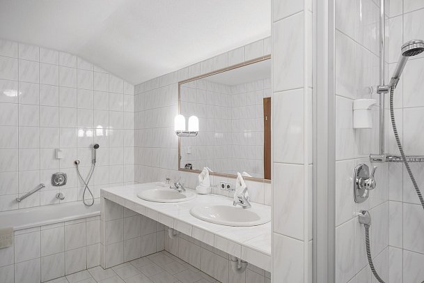 Wellness & Relax Hotel Milderer Hof - Beispiel Bad Doppelzimmer Deluxe (Zimmercodierung DD4)