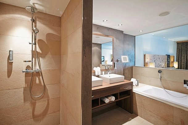 DAS KRONTHALER Alpine Lifestyle Hotel - Beispiel Bad Suite XL (Zimmercodierung WB1)