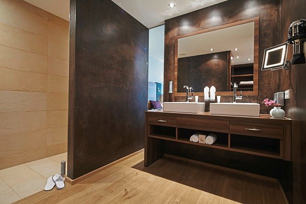 DAS KRONTHALER Alpine Lifestyle Hotel - Beispiel Bad Doppelzimmer M (Zimmercodierungen DB1 & EB1)