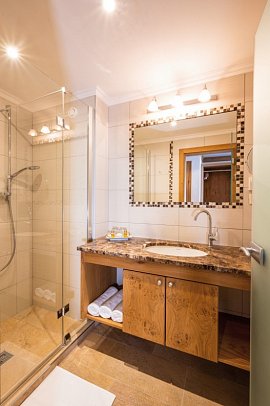 Panorama Hotel Almhof - Beispiel Bad Doppelzimmer Balkon (Zimmercodierung DB1)