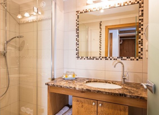 Panorama Hotel Almhof - Beispiel Bad Doppelzimmer Balkon (Zimmercodierung DB1)