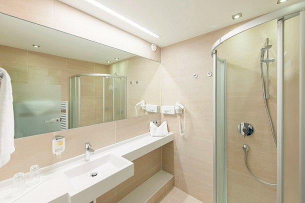 Tyrolerhof - Beispiel Bad Doppelzimmer Ambiete (Zimmercodierung DF1)