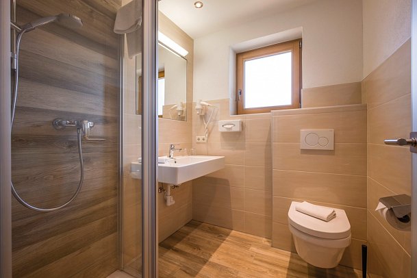 Hotel Gasthof Jäger - Beispiel Bad Doppelzimmer Komfort Plus (Zimmercodierung DF1)