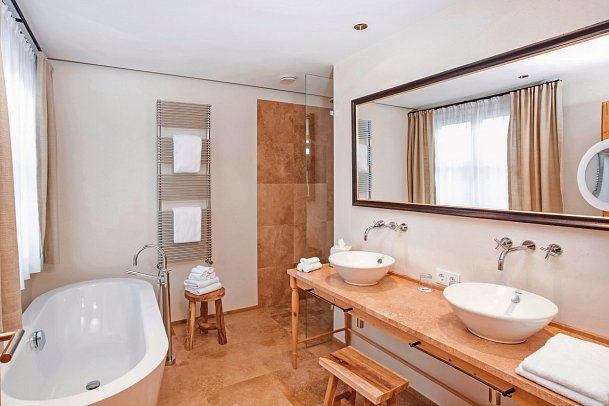 Kitzhof Mountain Design Resort - Beispiel Bad Juniorsuite (Zimmercodierung JB1)