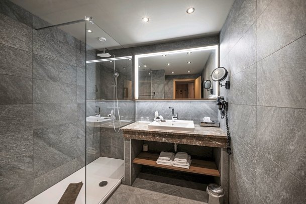 Alpin Resort Stubaier Hof - Beispiel Bad Doppelzimmer Enzian (Zimmercodierung DB1)