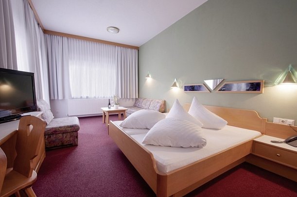 Alpenfriede - Wohnbeispiel Familienzimmer (Zimmercodierung FB2)