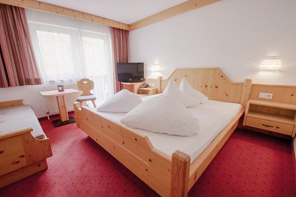 Alpenfriede - Wohnbeispiel Doppelzimmer Bergseite (Zimmercodierungen DB1 & DB7)