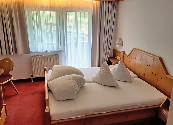 Alpenfriede - Wohnbeispiel Doppelzimmer Bergseite (Zimmercodierungen DB1 & EB1)