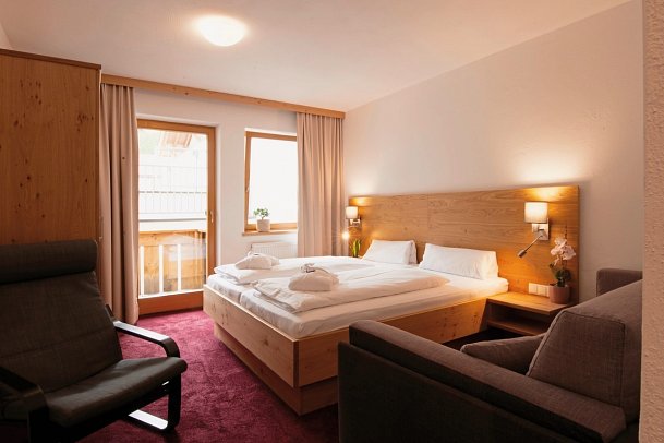 Erlebnishotel Family Resort Fendels - Wohnbeispiel Familienzimmer Bergblick (Zimmercodierung FB1)