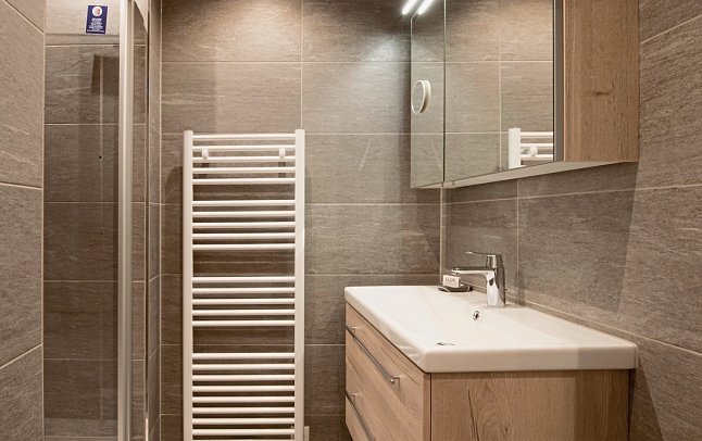 Erlebnishotel Family Resort Fendels - Beispiel Bad Familienzimmer Bergblick (Zimmercodierung FB1)