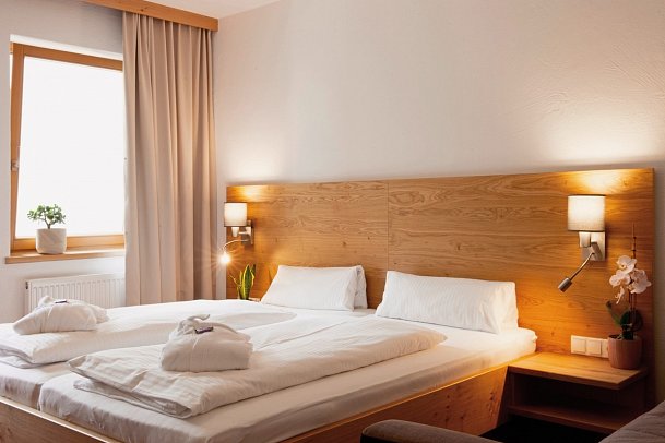 Erlebnishotel Family Resort Fendels - Wohnbeispiel Familienzimmer Bergblick (Zimmercodierung FB1)