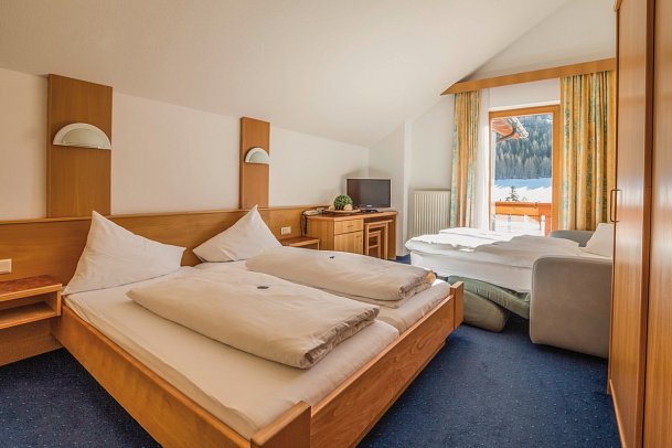 Erlebnishotel Family Resort Fendels - Wohnbeispiel Familienzimmer Talblick (Zimmercodierung FB2)