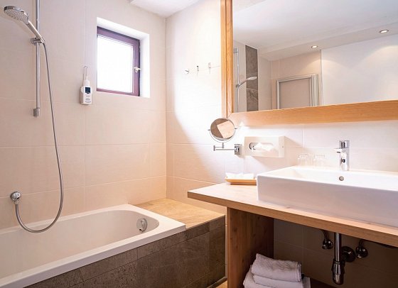 Beauty & Wellness Hotel Tirolerhof - Beispiel Bad Juniorsuite Deluxe (Zimmercodierung JD1)