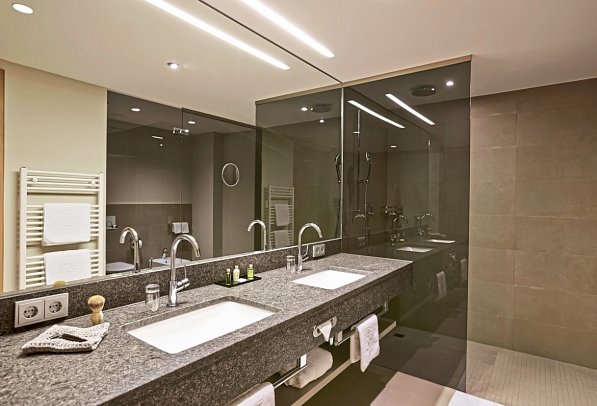 Entners am See - Beispiel Bad Doppelzimmer Bergblick (Zimmercodierung D1B)