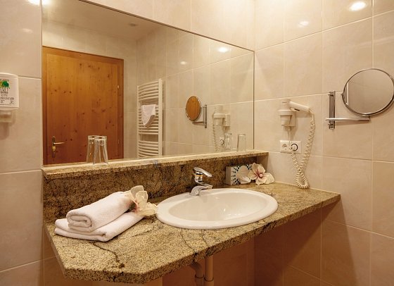 Hotel Sonnschein - Beispiel Bad Doppelzimmer Standard (Zimmercodierung DG1)