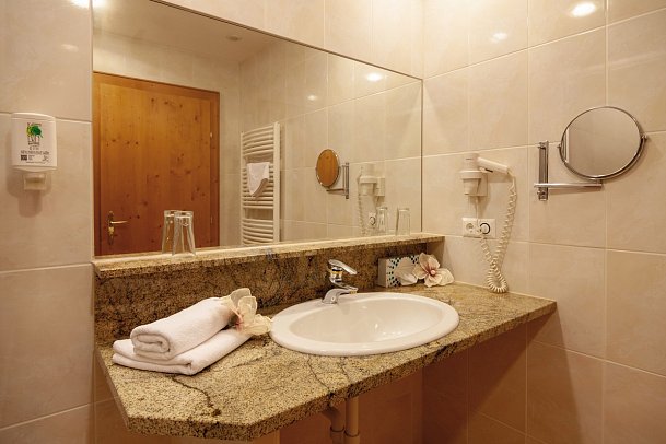 Hotel Sonnschein - Beispiel Bad Doppelzimmer Standard (Zimmercodierung DG1)