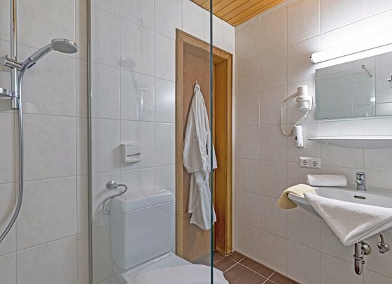 Hotel Harfenwirt & Nebenhaus - Beispiel Bad Doppelzimmer Komfort (Zimmercodierung DF1)