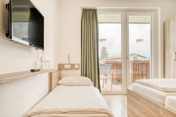 COOEE alpin Hotel Kitzbüheler Alpen - Wohnbeispiel Doppelzimmer mit Zustellbett (Zimmercodierung DB2)