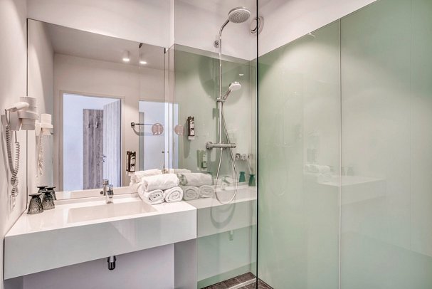 COOEE alpin Hotel Kitzbüheler Alpen - Beispiel Bad Doppelzimmer (Zimmercodierungen DB1 & DC1)