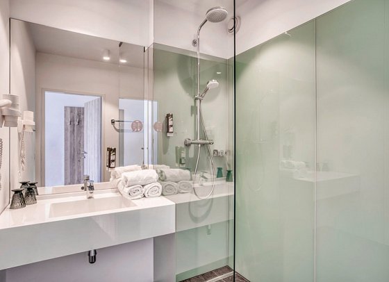 COOEE alpin Hotel Kitzbüheler Alpen - Beispiel Bad Doppelzimmer (Zimmercodierungen DB1 & DC1)