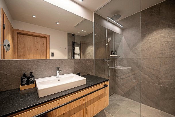 ADEA Lifestyle Suites Fieberbrunn - Beispiel Bad Juniorsuite Aurora (Zimmercodierung JB1)