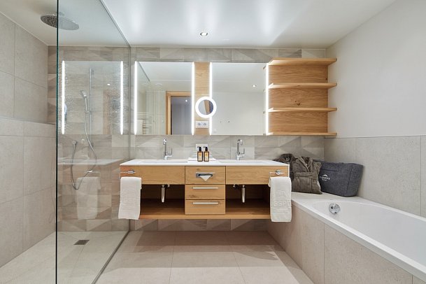 Zugspitz Resort - Beispiel Bad Juniorsuite (Zimmercodierung JB1)