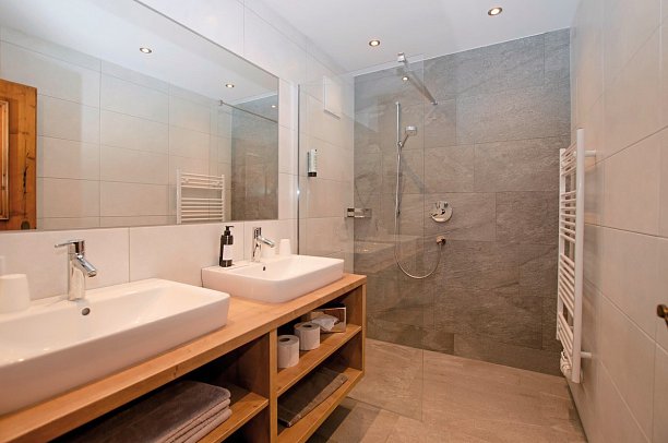 Ferienclub Bellevue am Walchsee - Beispiel Bad Familiensuite 3-Raum Seeseite (Zimmercodierungen WI1 & WI2)