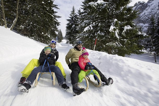Ferienclub Bellevue am Walchsee - Familie beim Rodeln