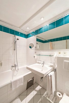 Alpenhof - Beispiel Bad Familienzimmer Balkon (Zimmercodierung FB1)