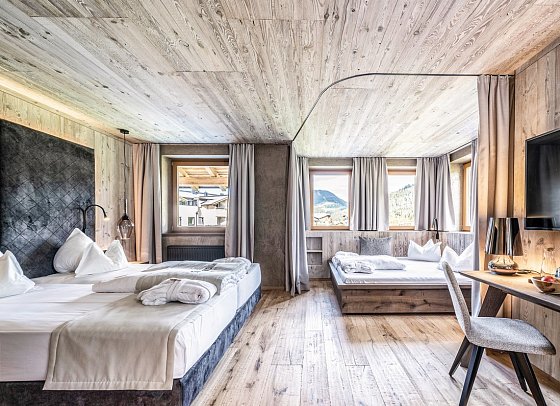 Dolomiten Residenz Sporthotel Sillian - Wohnbeispiel Familienzimmer Landleben (Zimmercodierung FB1)