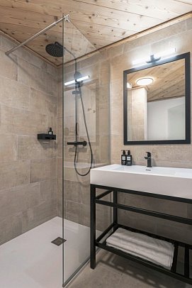 VAYA Lechtal - Beispiel Bad Doppelzimmer Deluxe (Zimmercodierung DD1)