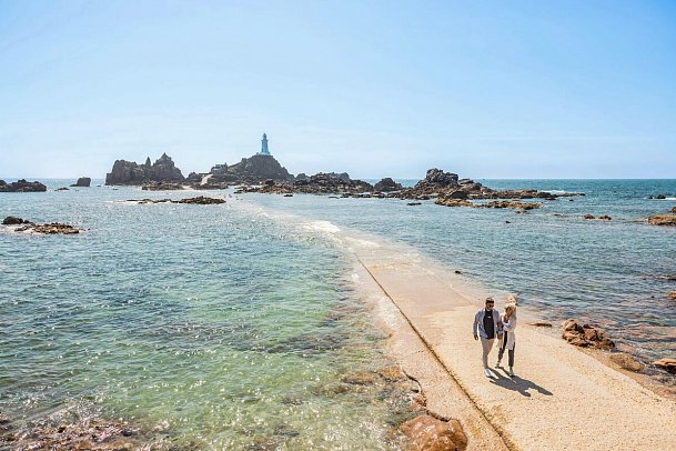 ADAC Special: Jersey - Französischer Charme auf Britischen Inseln (Hotel De Normandie) - Leuchtturm La Corbiere