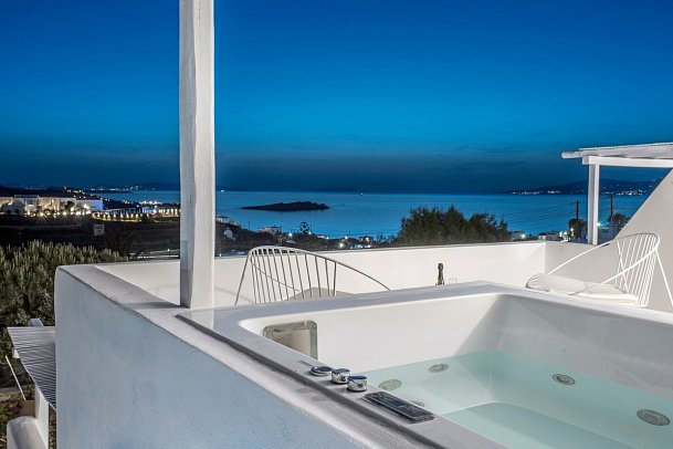 Ostraco Suites - Wohnbeispiel Deluxe Zimmer mit Meerblick und Außen-Jacuzzi (Zimmercodierung DDM)