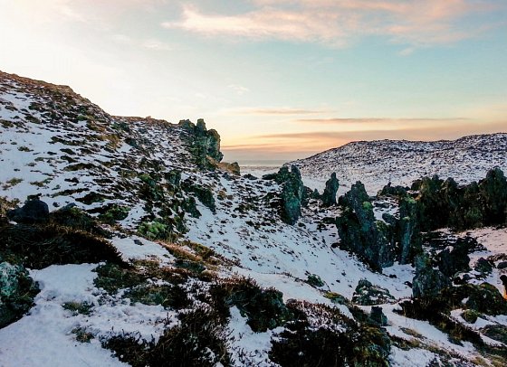 Isländische Naturelemente und Lichtspiele - schwarzer Strand Djupalonssandur