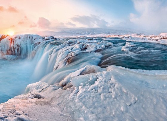 Isländische Naturelemente und Lichtspiele - Godafoss
