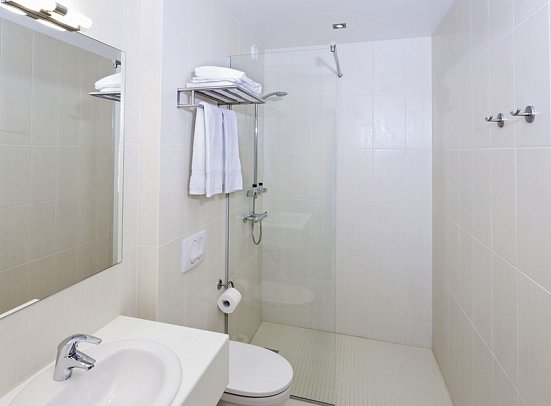 Hotel Klettur - Badbeispiel Doppelzimmer Superior (Zimmercodierung DS1)