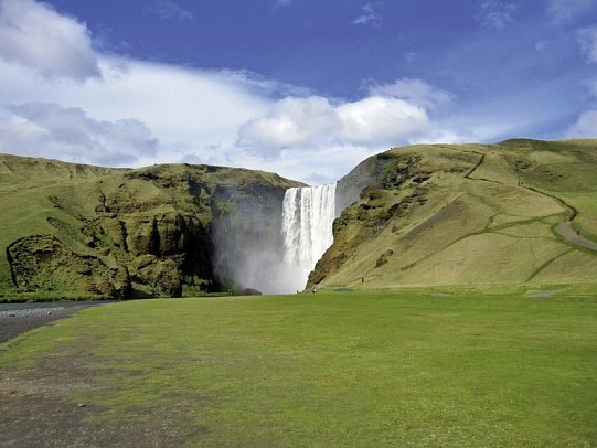 Islands Naturwunder mit dem E-Auto - Skogafoss