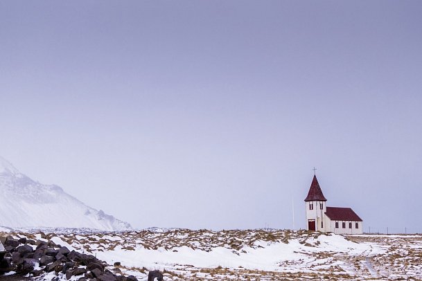 Ferienhausrundreise Südwestisland - Kirche bei Arnastapi