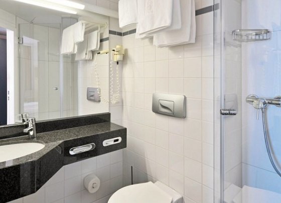 IntercityHotel Kiel - Beispiel Bad Doppelzimmer Standard (Zimmercodierungen DG1 & DC1)