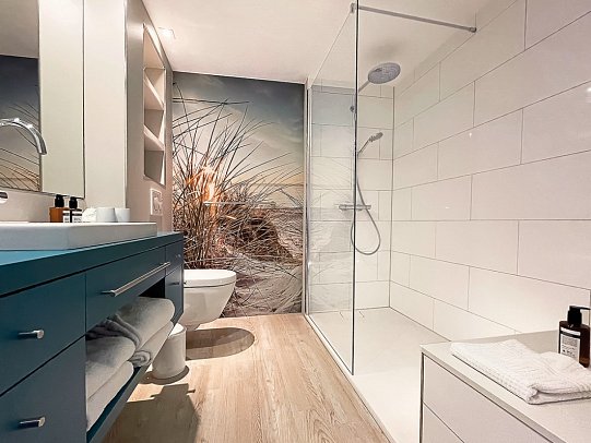 Ferien- und Freizeitpark Weissenhäuser Strand - Strandhotel - Beispiel Bad Doppelzimmer Premium (Zimmercodierungen DM1 & DC3)